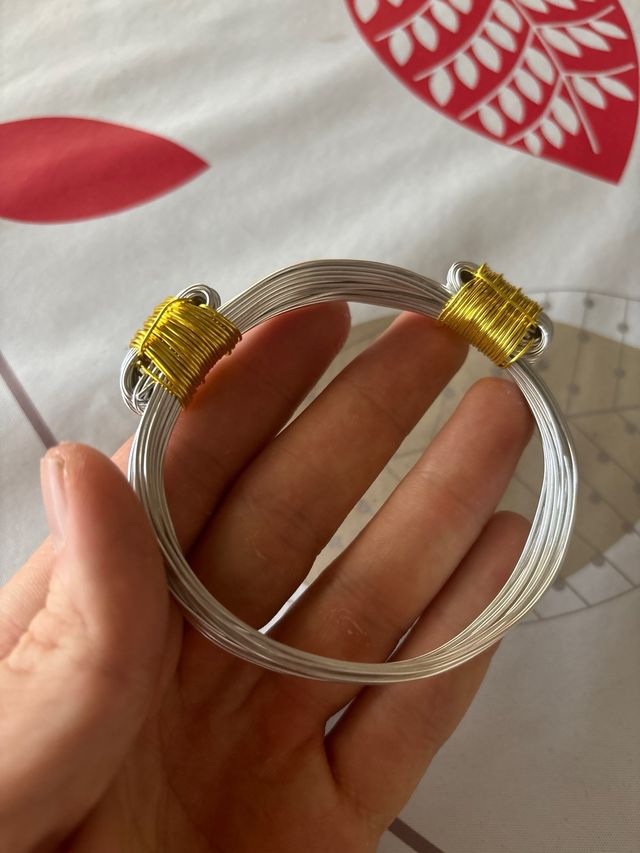 Pulsera tipo pelo elefante plateado y dorado nudos