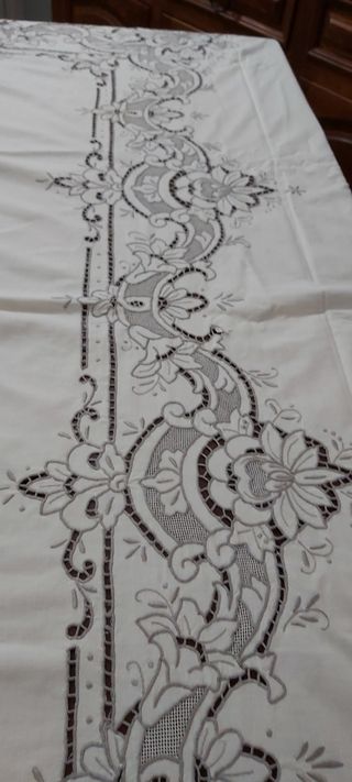 Tovaglia da 12 ricamata a mano in cotone