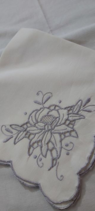 Tovaglia da 12 ricamata a mano in cotone