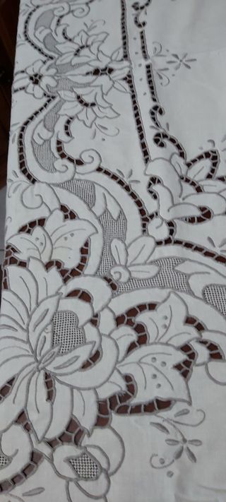 Tovaglia da 12 ricamata a mano in cotone