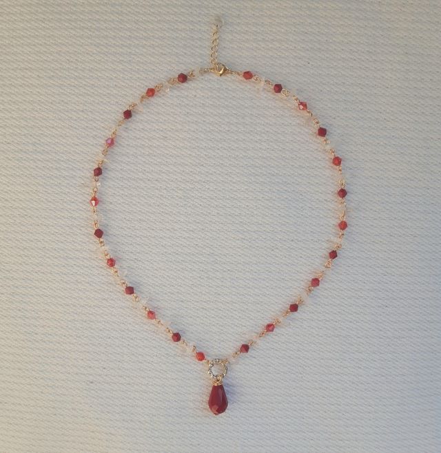 Collana con cristalli rossi