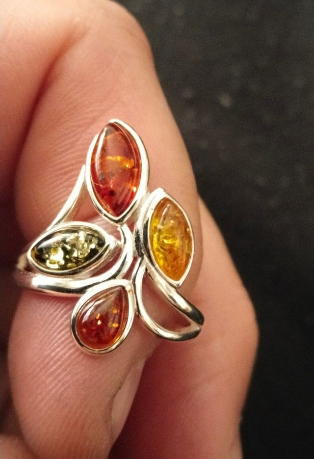 Anillos de ámbar y plata