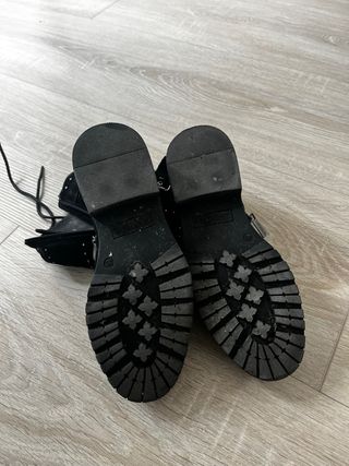 Botines de ante con tachuelas