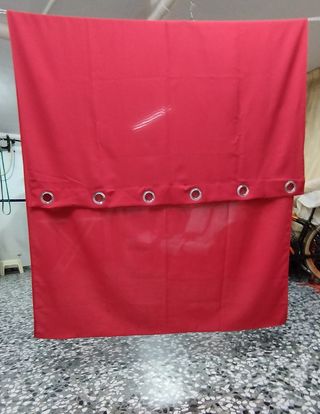 Cortinas Rojas Lisas con Ojales