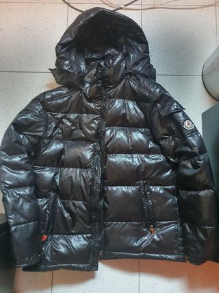 Chaqueta negra acolchada plumas