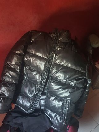 Chaqueta negra acolchada plumas