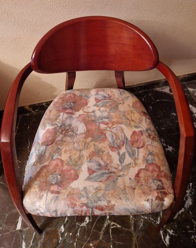 Butaca de madera tapizada