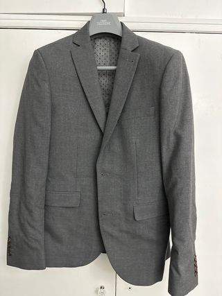 Traje gris nuevo hombre