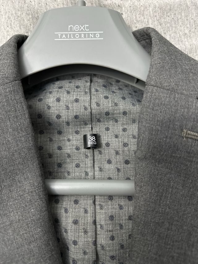 Traje gris nuevo hombre