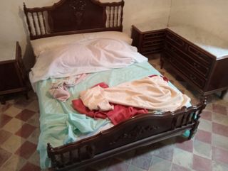 HABITACION ANTIGUA. Cama mesillas y comodin