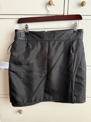 Falda de cuero negro de MaxCo