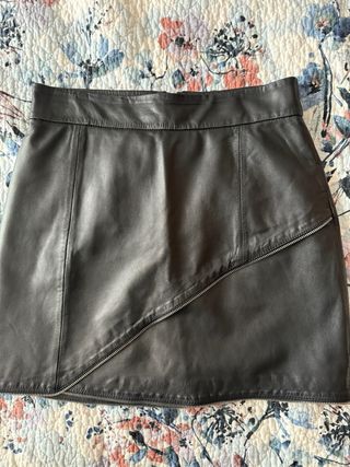 Falda de cuero negro de MaxCo