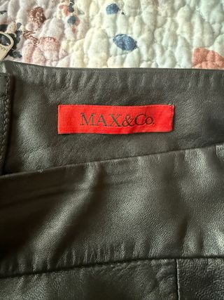 Falda de cuero negro de MaxCo