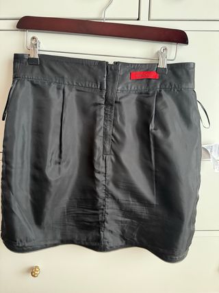 Falda de cuero negro de MaxCo