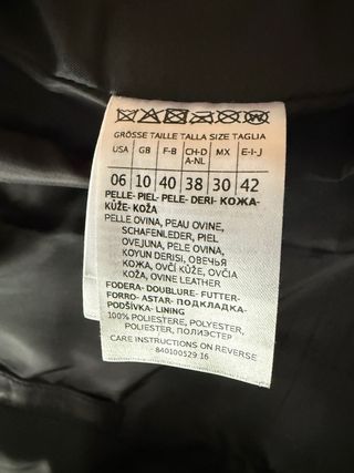 Falda de cuero negro de MaxCo