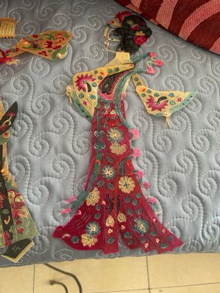 Bambole articolate in pelle per neonati.