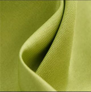 Cortina verde con ojales.