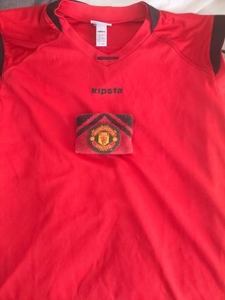 Muñequera fútbol Manchester United,y camiseta roja