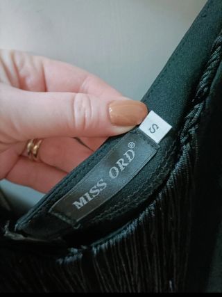 Abito vintage, con frange, tubino nero. 