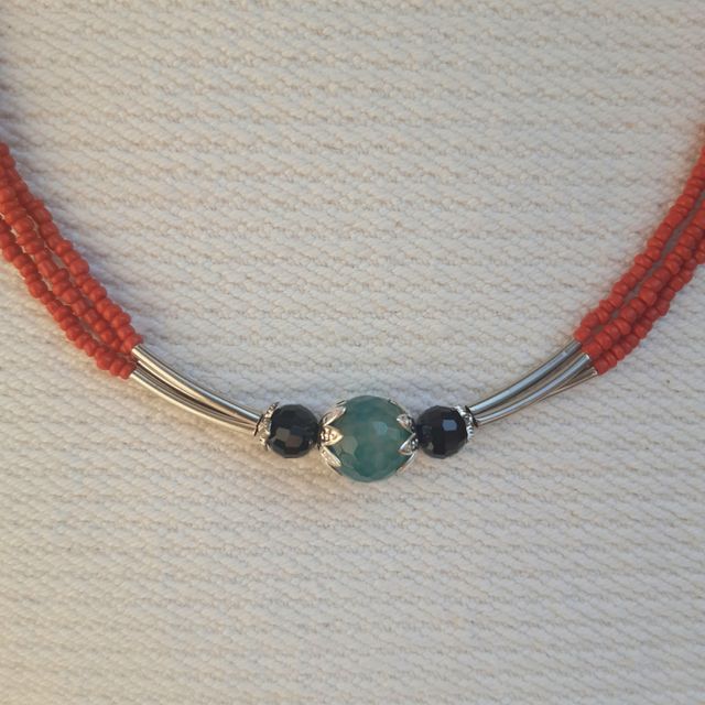 Collana con agata blu e cristalli