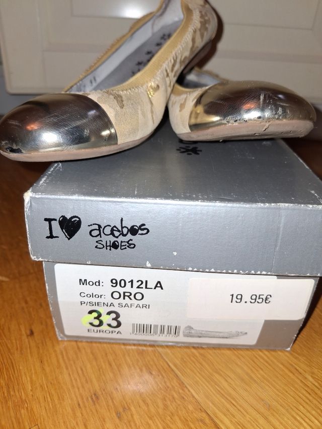 Zapatos dorados niña