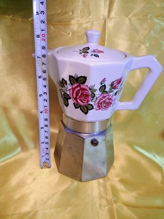 Caffettiera moka in alluminio è porcellana