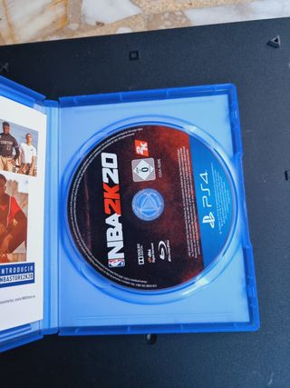 PS4 Slim con 3 juegos y base