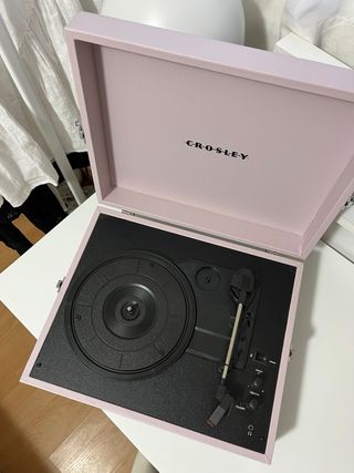 Tocadiscos Crosley Voyager Bluetooth rosa amatista