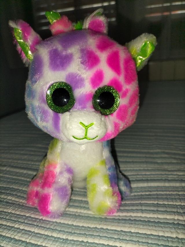 Peluche de jirafa multicolor.