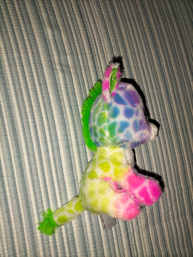 Peluche de jirafa multicolor.