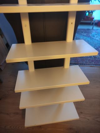 Estantería de pared blanca