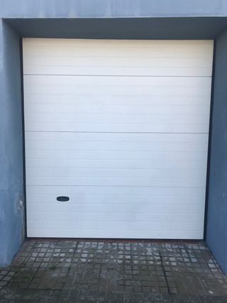 Puerta garaje seccional enrollable con motor