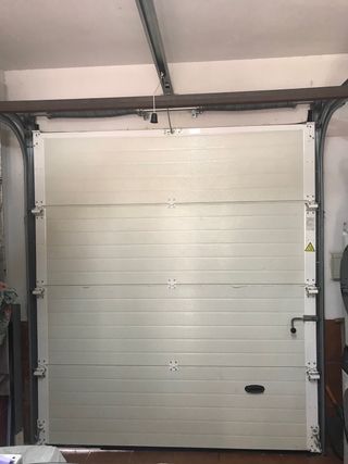 Puerta garaje seccional enrollable con motor