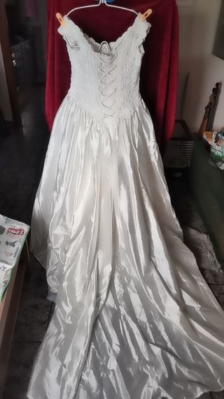 Vestido de novia, de guipur y seda salva