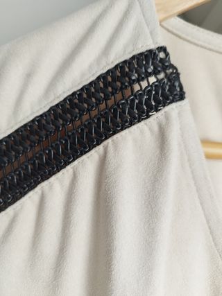 Vestido de antelina beige con negro