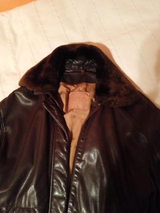 Chaquetón de cuero con cuello de piel 