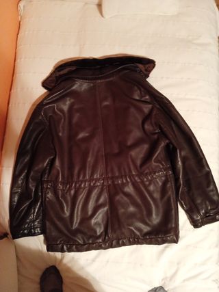 Chaquetón de cuero con cuello de piel 
