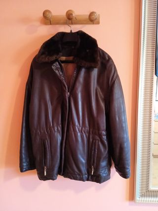 Chaquetón de cuero con cuello de piel 