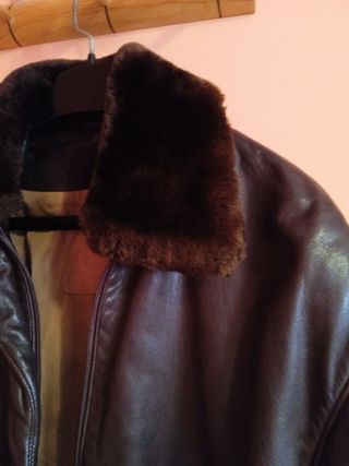 Chaquetón de cuero con cuello de piel 