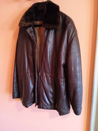 Chaquetón de cuero con cuello de piel 