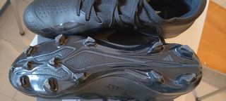 Botas y guantes de portero.