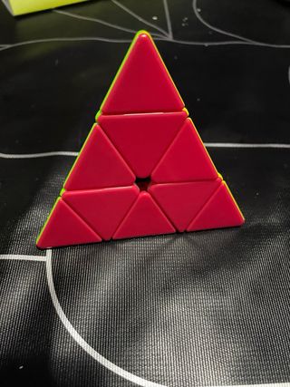 Cubo de Rubik triangular