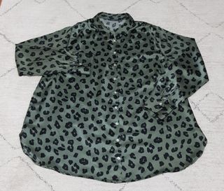 Camisa estampado leopardo verde-negra T.50