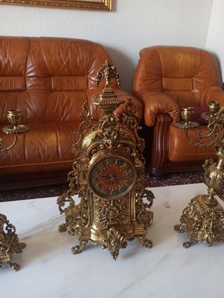 Candelabros y reloj antiguos