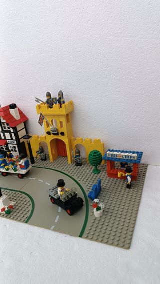 Lego Classic Town 1592 Town Square Castle scene an