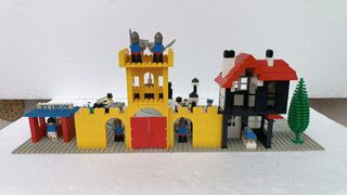 Lego Classic Town 1592 Town Square Castle scene an