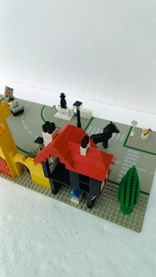 Lego Classic Town 1592 Town Square Castle scene an