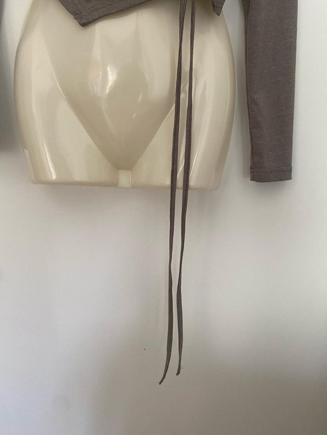 Camiseta top gris con cordon