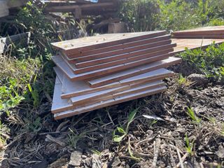 Azulejos blancos con línea en medio