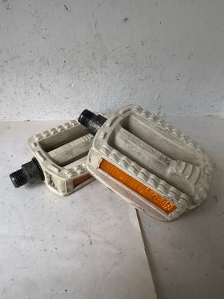 Pedales blancos bicicleta bh
